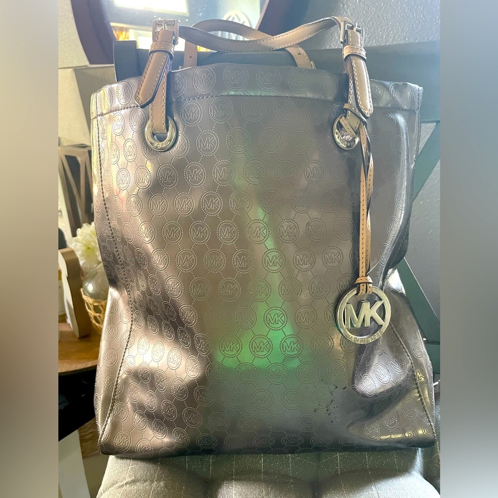 Michael Kors tote. In great condition